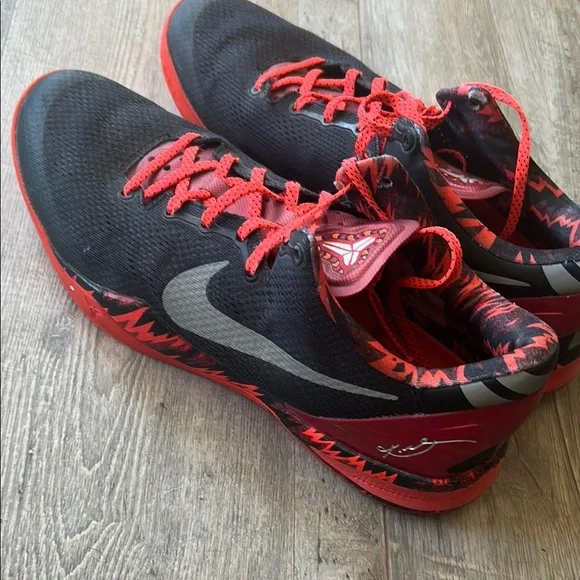 Nike Black and Red Kobe’s in Size 11 - Picture 5 of 5